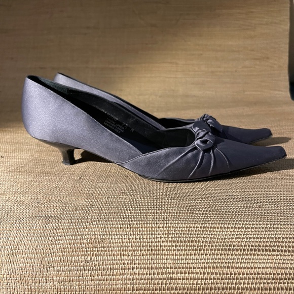 Kenneth Cole kitten heel shoes - Picture 2 of 4